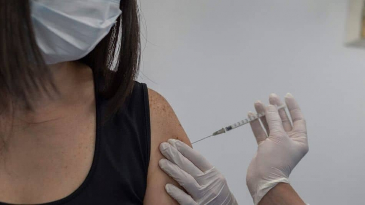 ¿La vacuna de Pfizer contra COVID aumenta el tamaño de los senos? Expertos responden