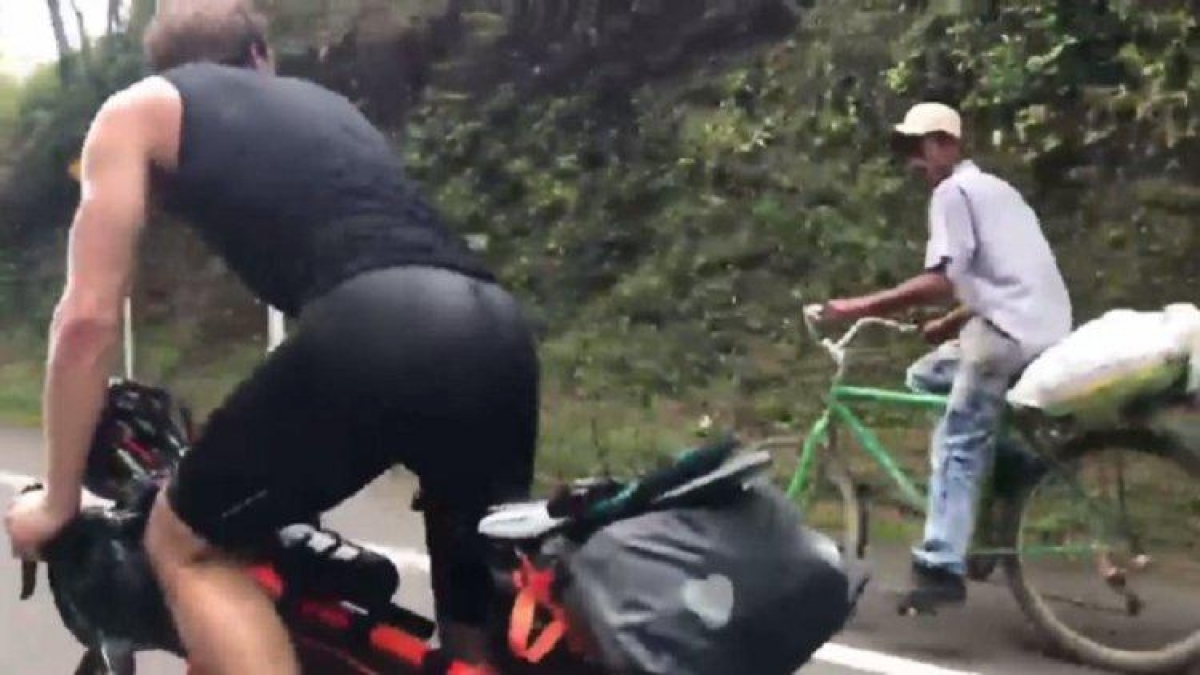 VIDEO: Campesino deja en ridículo a dos triatletas profesionales