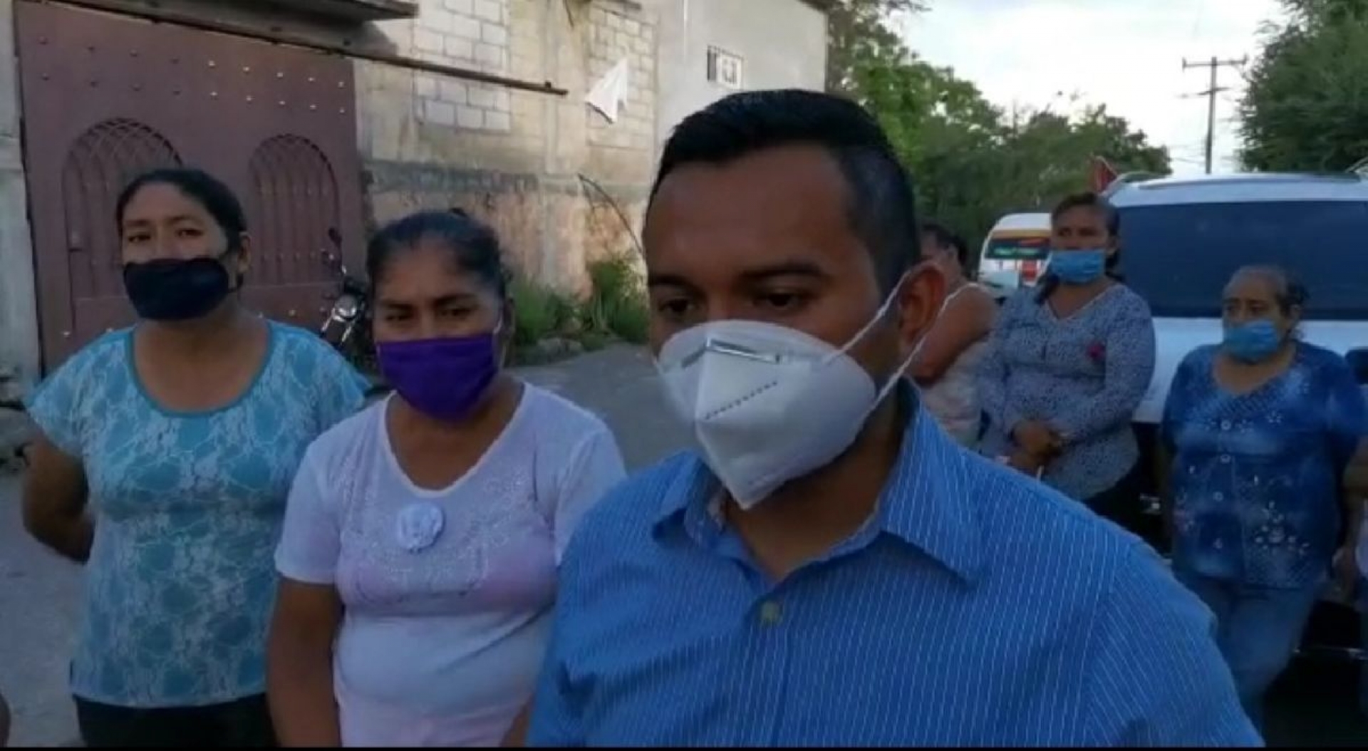 Por falta de internet, profesores ixtlecos imparten clases con cuadernillos de trabajo