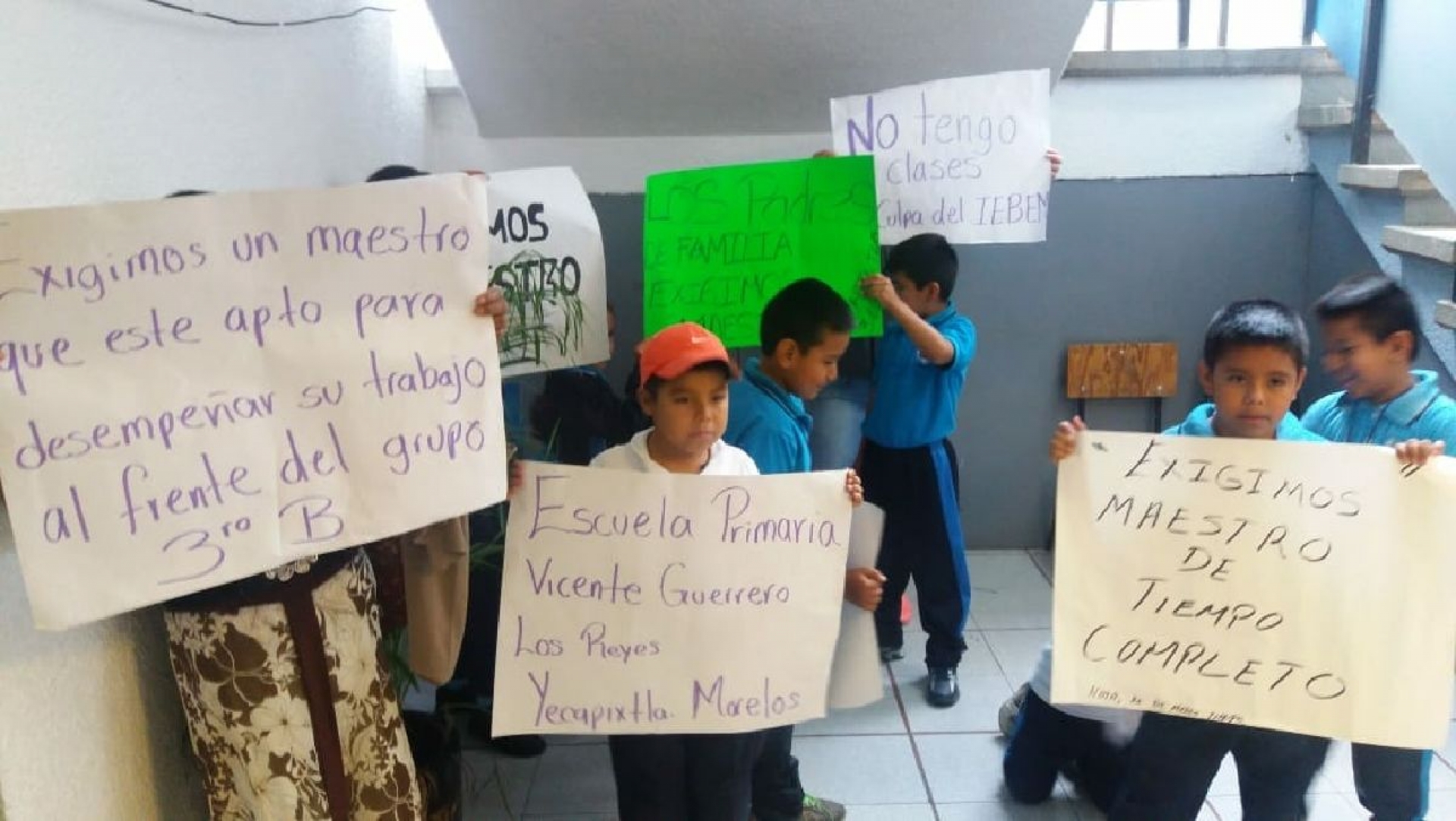 Madres de familia de primaria de Yecapixtla protestan en el IEBEM