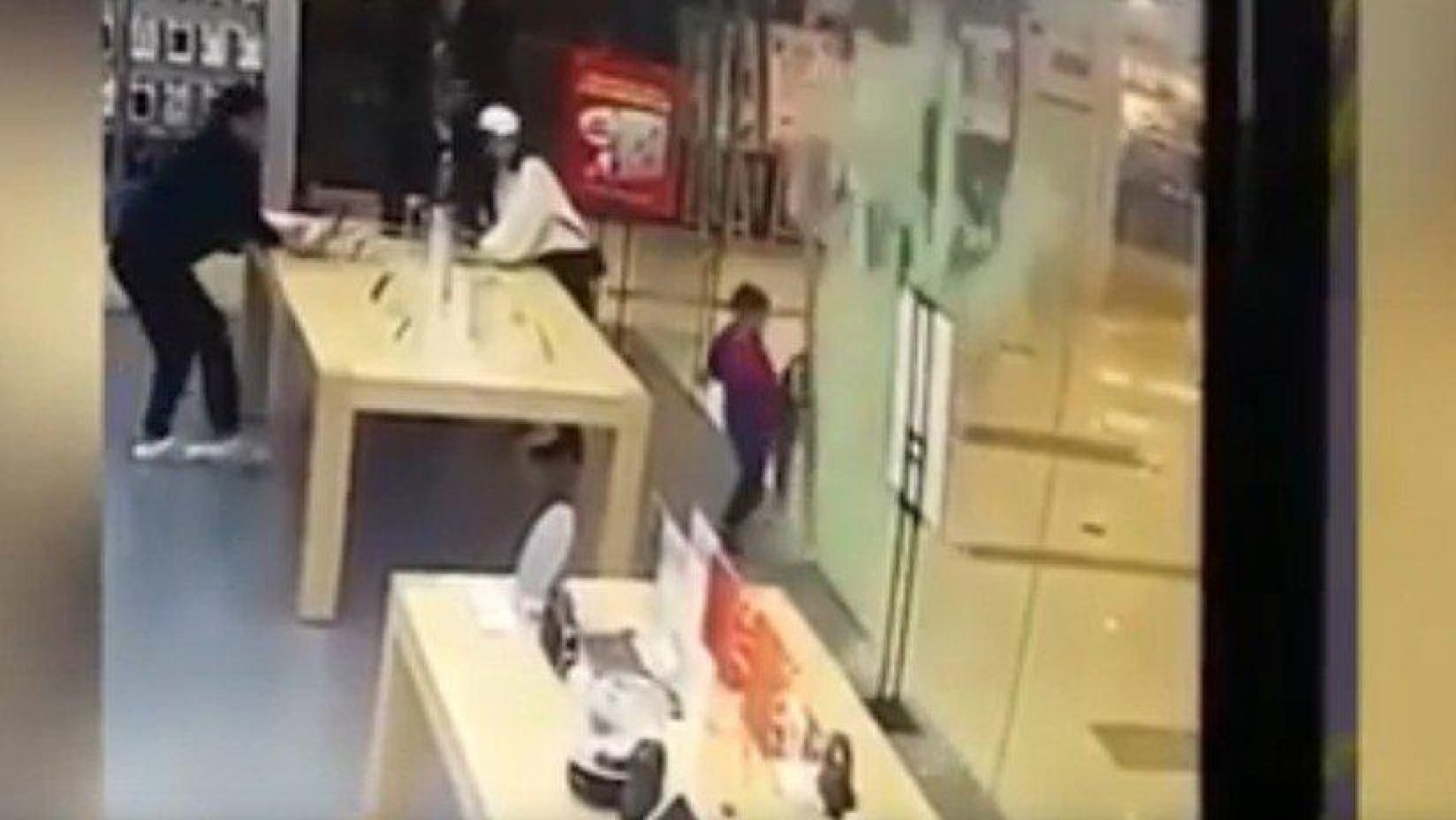 VIDEO: ¡No juegues con la puerta de cristal!
