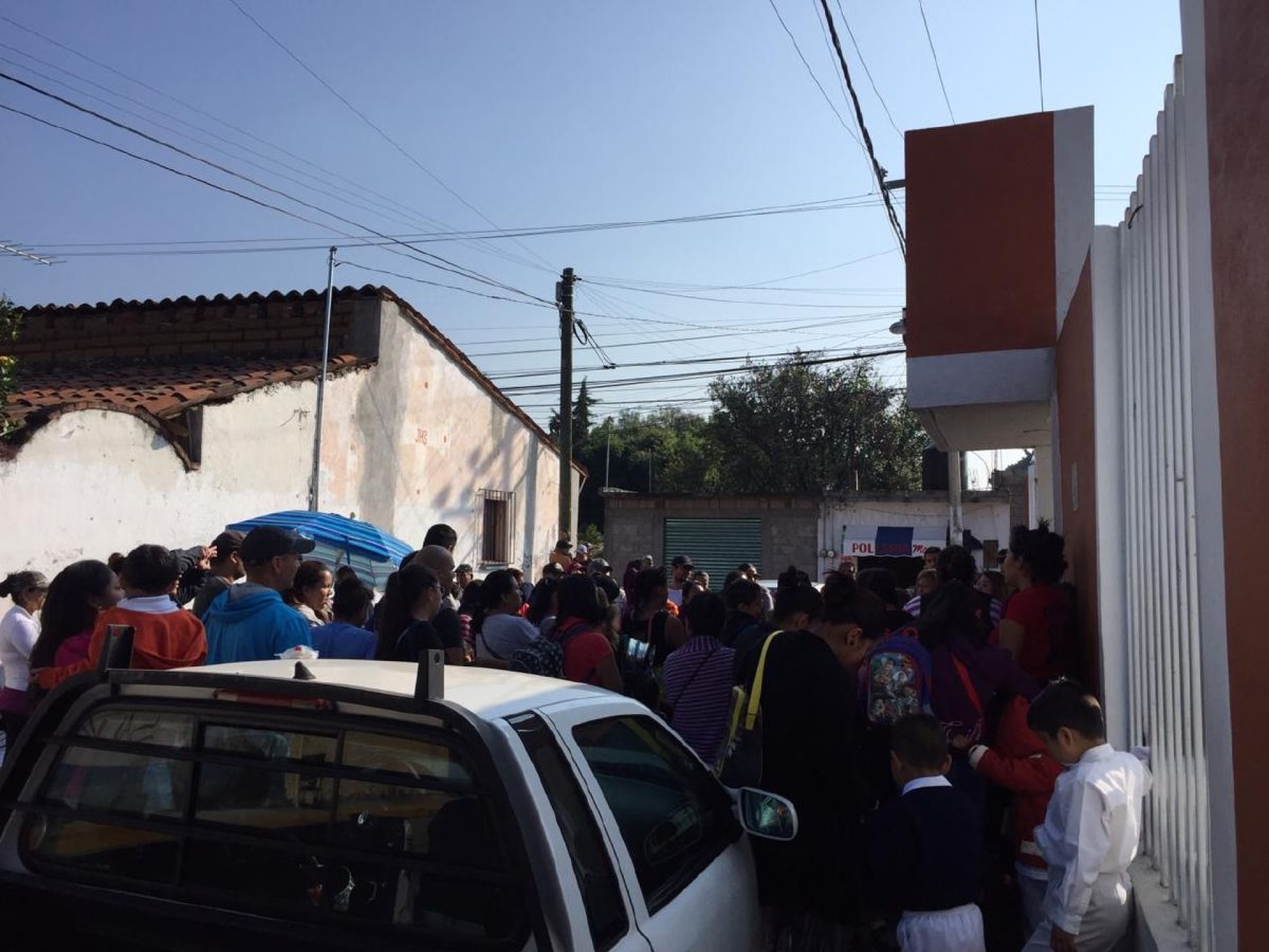 Padres de familia cierran primaria en Ahuatepec