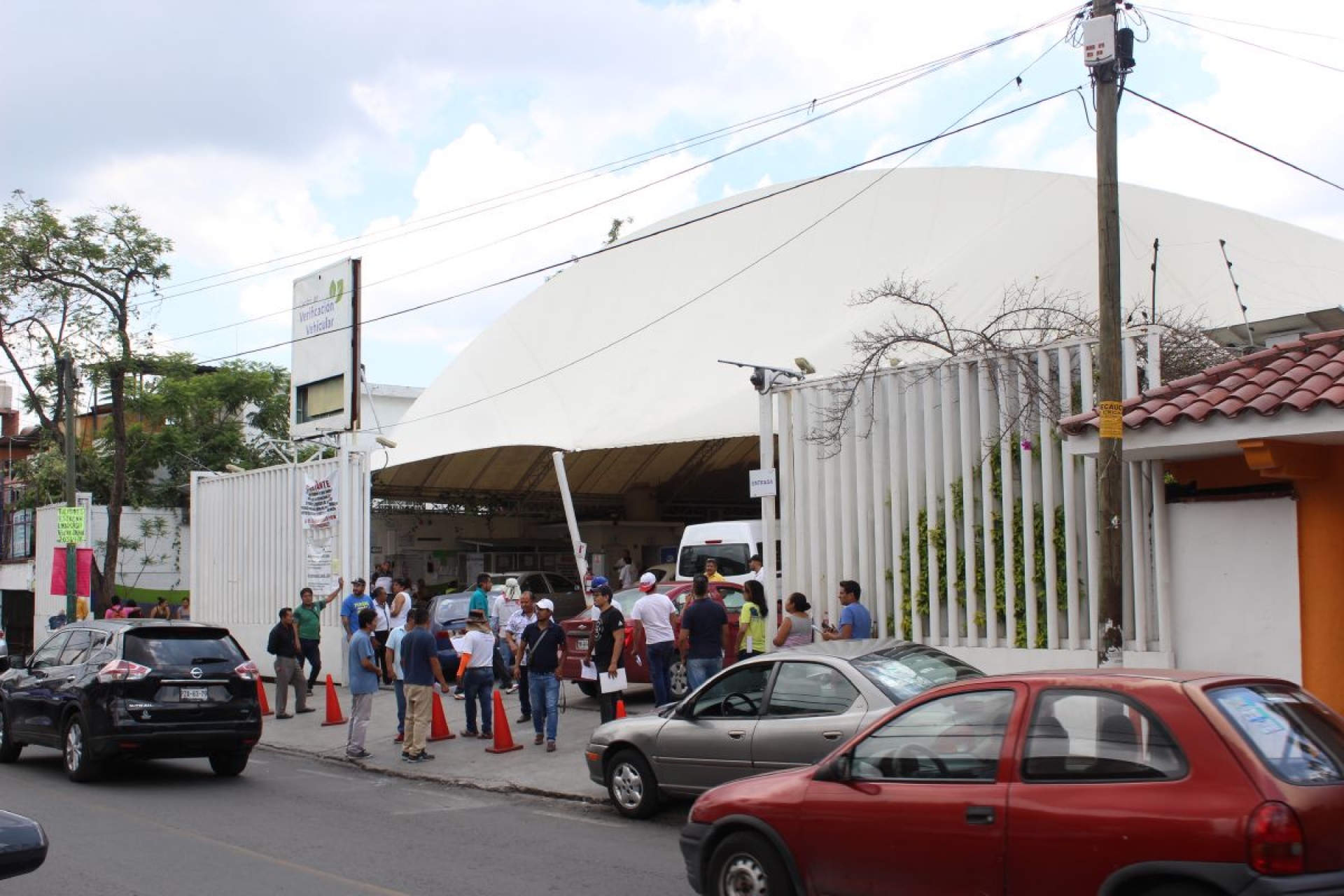 Saturados, los verificentros