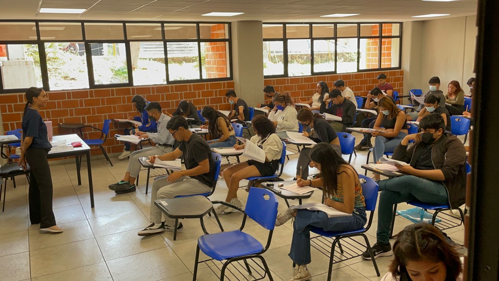 Realizan examen de ingreso a nivel superior en la UAEM, ciclo escolar 2024-2025