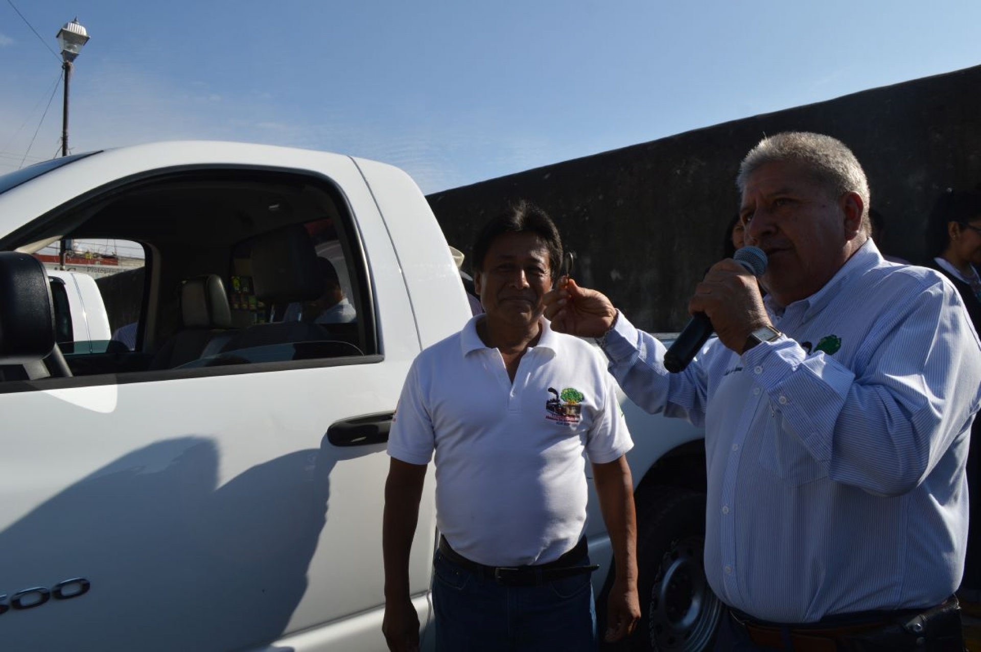 Entregan parque vehicular para caminos de saca en Atlatlahucan