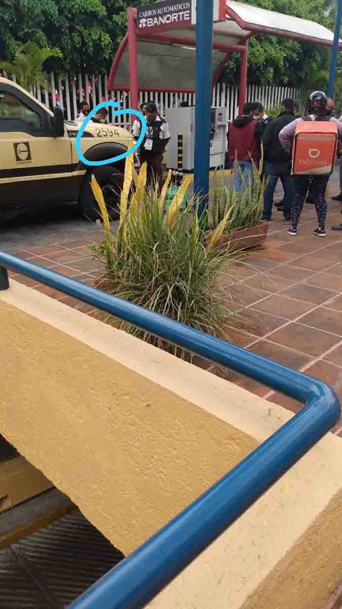 Arrestado por golpear con su pistola a un repartidor