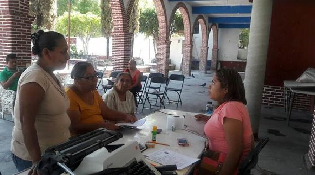 Afilia DIF Axochiapan a personas de la tercera edad de la comunidad de Atlacahualoya al Inapam