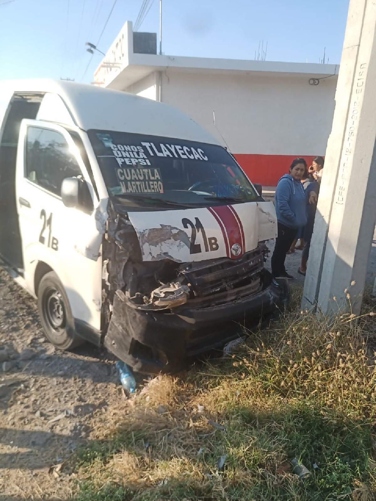 Choque entre una “ruta” y una camioneta deja cinco lesionados