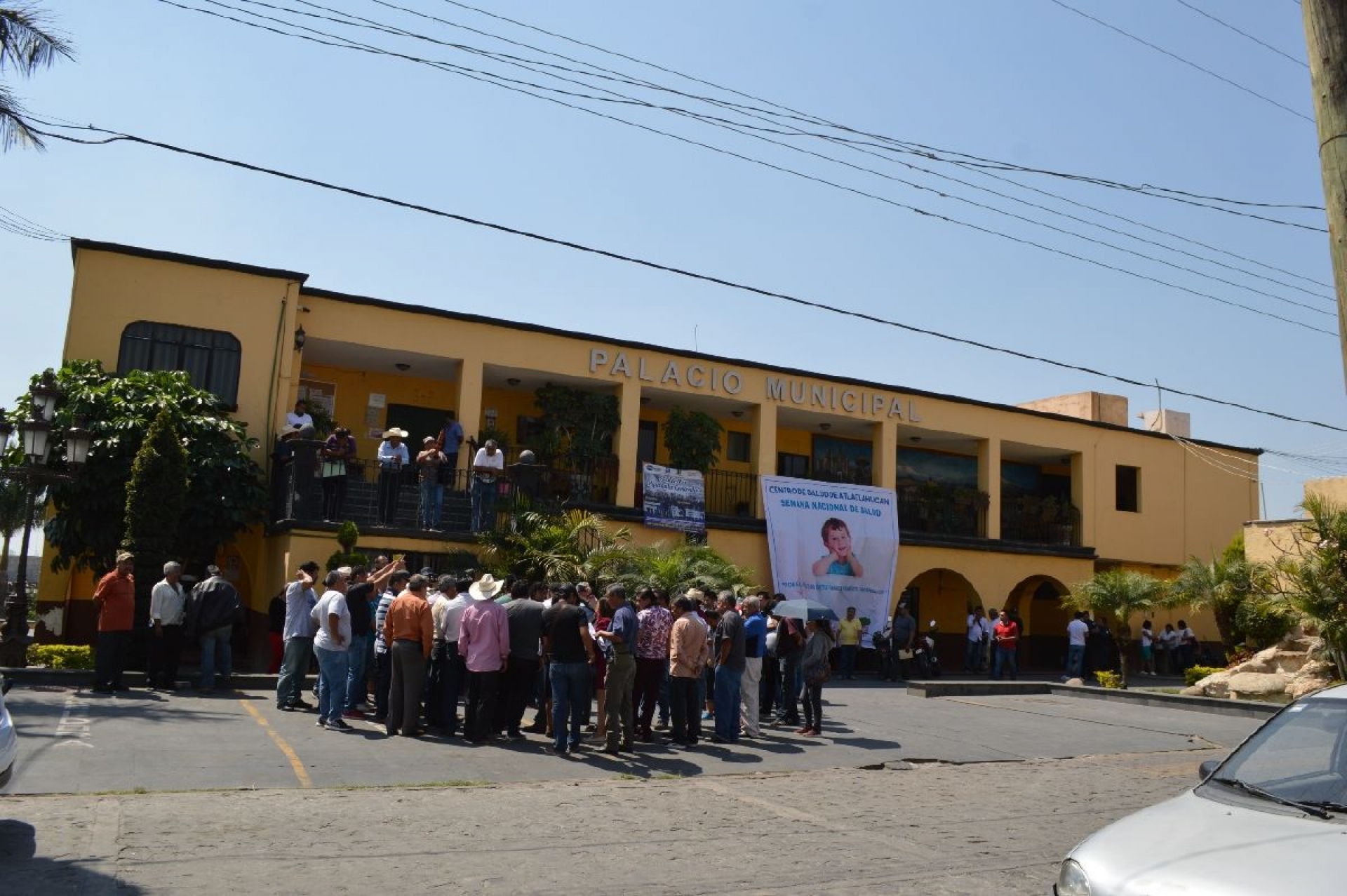 Con bloqueos, transportistas de Atlatlahucan exigen sacar de circulación a mototaxis