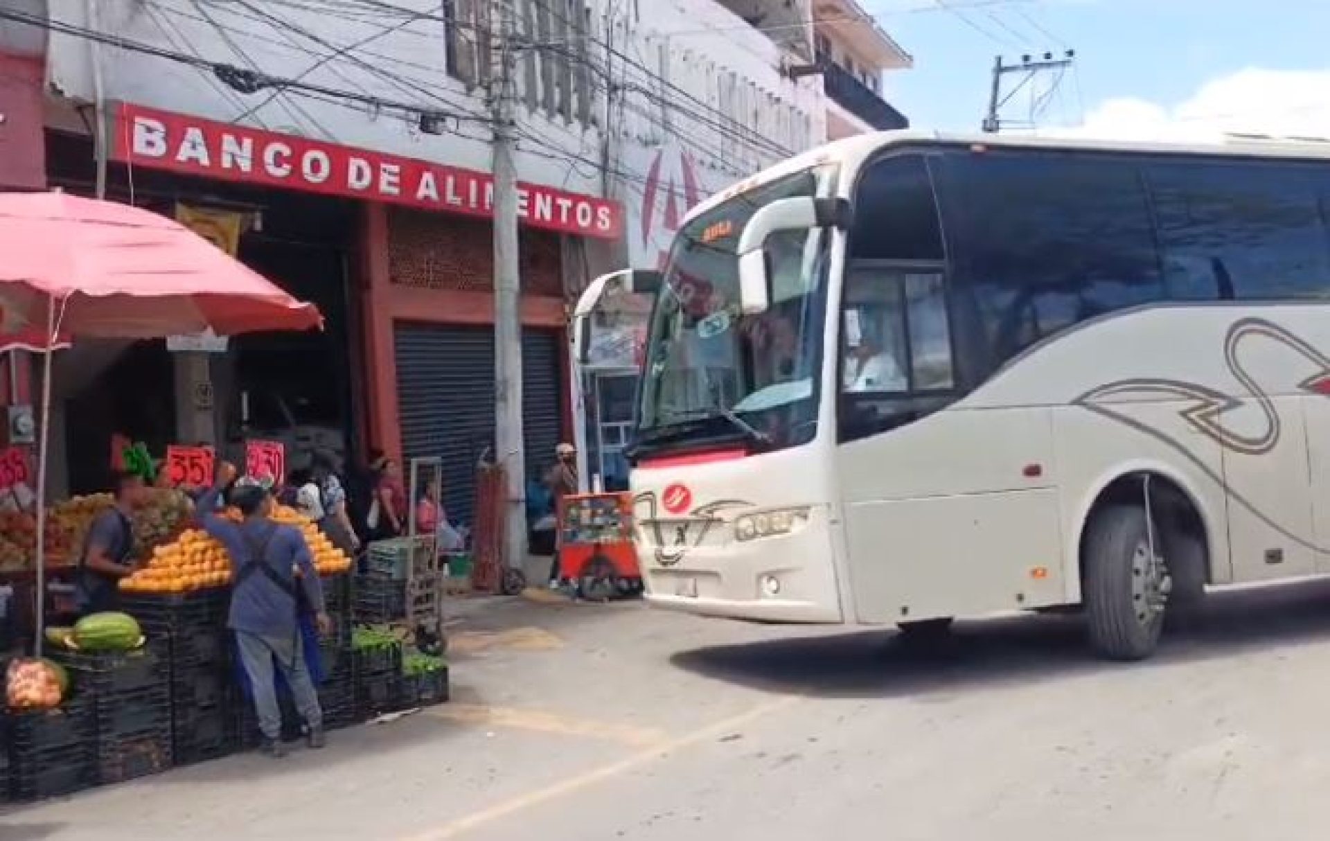 Ambulantes complican circulación vehicular en circuito 'Los caballitos'