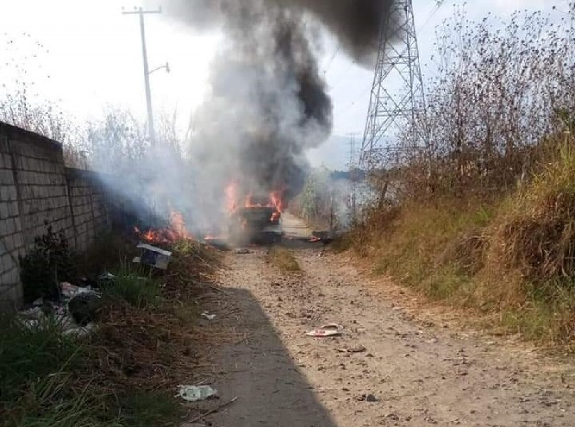 Se incendia un auto en el poblado de Oacalco