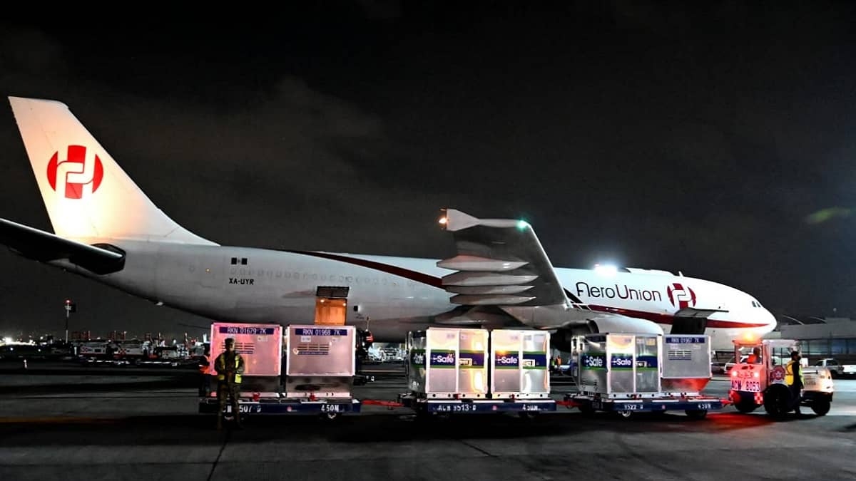 Llega a México embarque con más de 709 mil vacunas de AztraZeneca