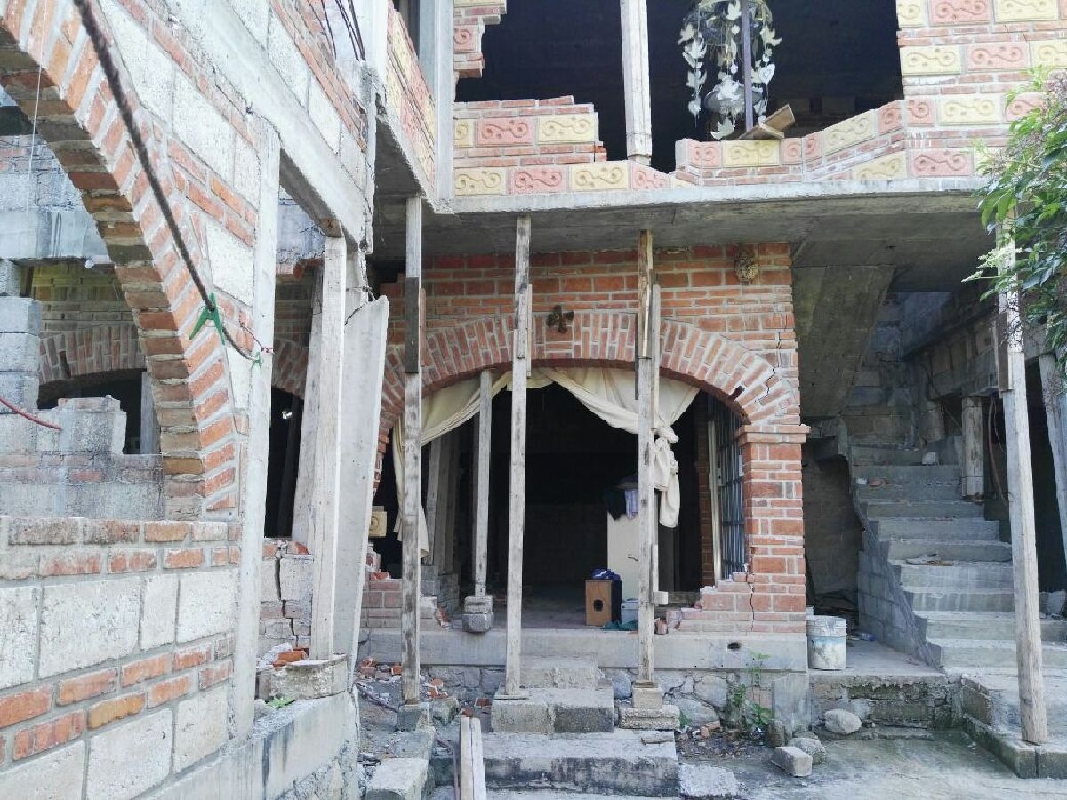 Lenta, la demolición de viviendas afectadas por el sismo en Miacatlán