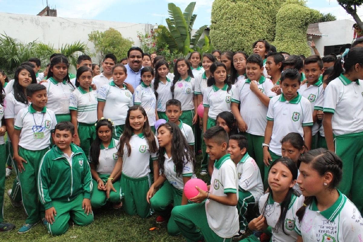 Exhorta el alcalde de Cuautla a alumnos nivel básico a esforzarse para alcanzar sus metas