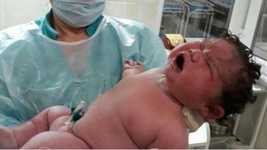 Con 52 años, da a luz a su quinta bebé de casi 7 kilos