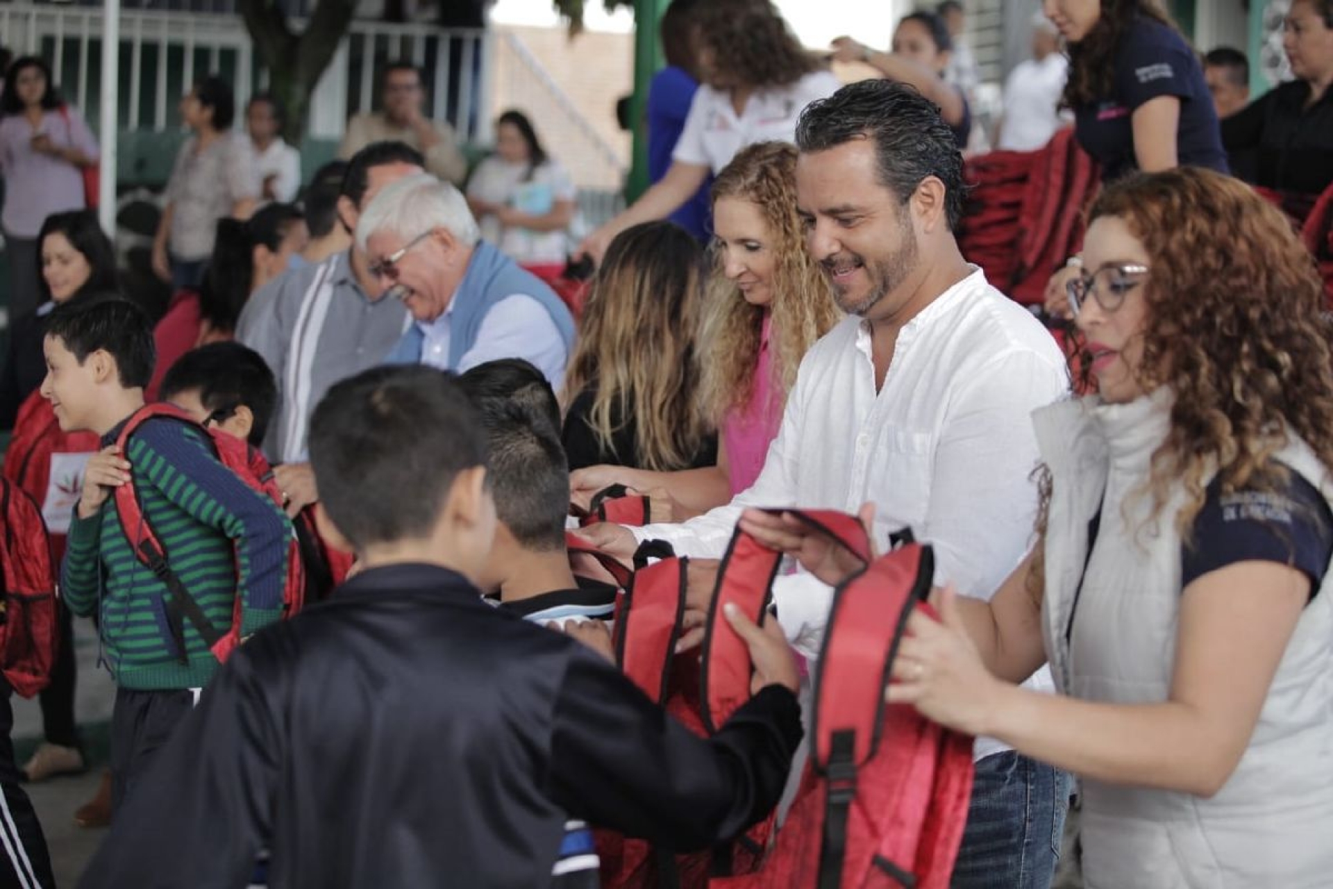 Continúa alcalde la entrega de mochilas y útiles escolares