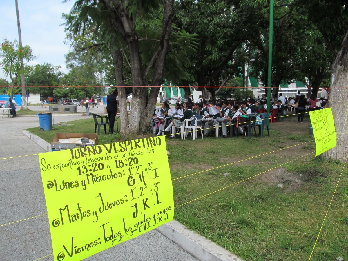 Secundaria “Enrique González Aparicio” de Zacatepec reanuda clases al aire libre