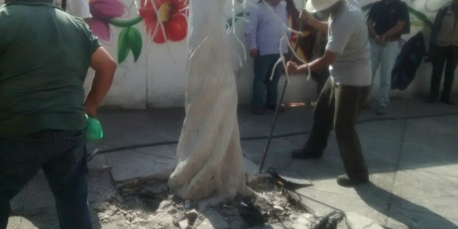Arrancan de Plaza de Armas el árbol escultura dedicado a las víctimas