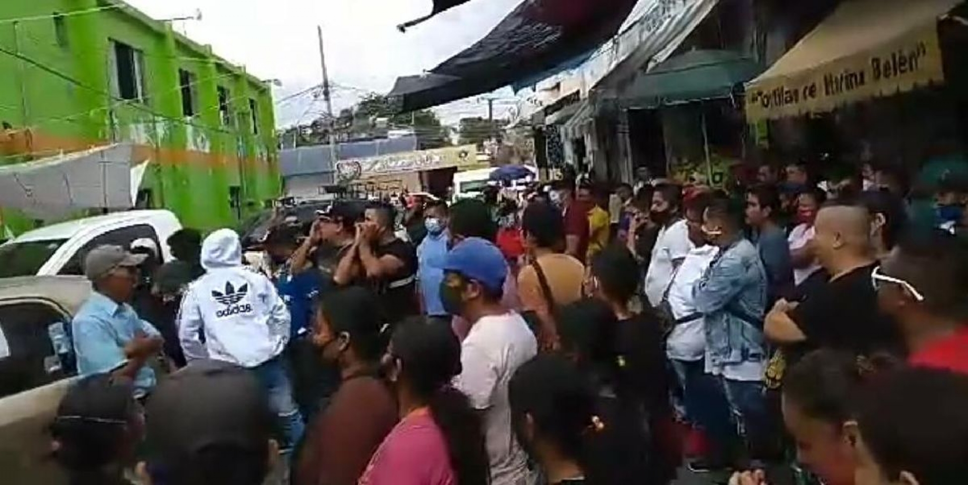 Crece disputa de espacios en la vía pública entre ambulantes