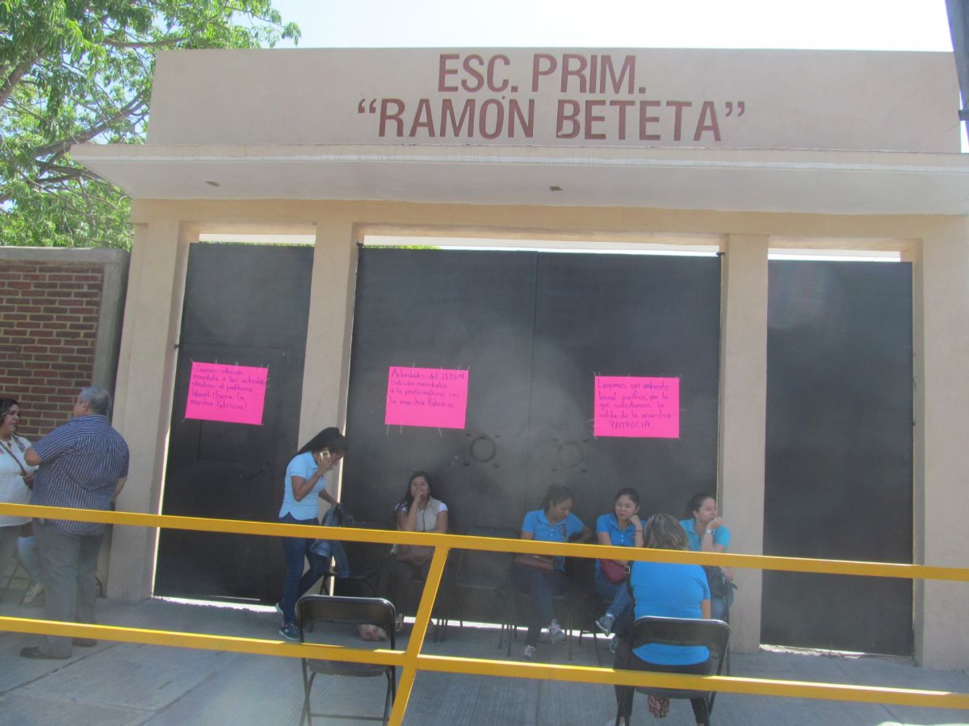Realizan plantón y destituyen a profesora de primaria de Zacatepec
