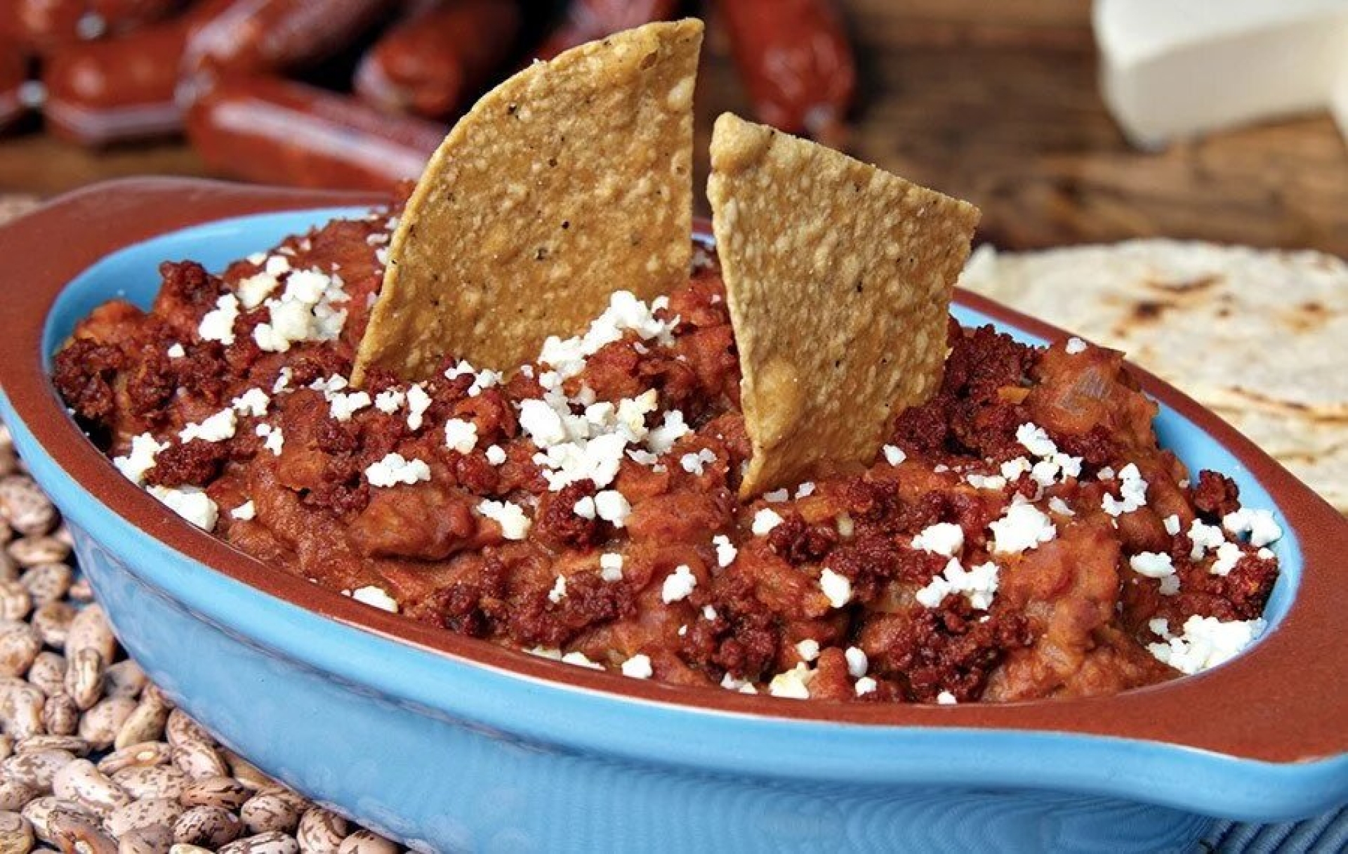 ¿Te sobraron frijoles? Combínalos con chorizo para un platillo delicioso
