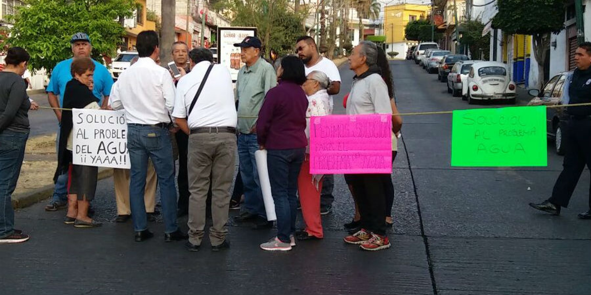 Se manifiestan por falta de agua en la avenida Vicente Guerrero