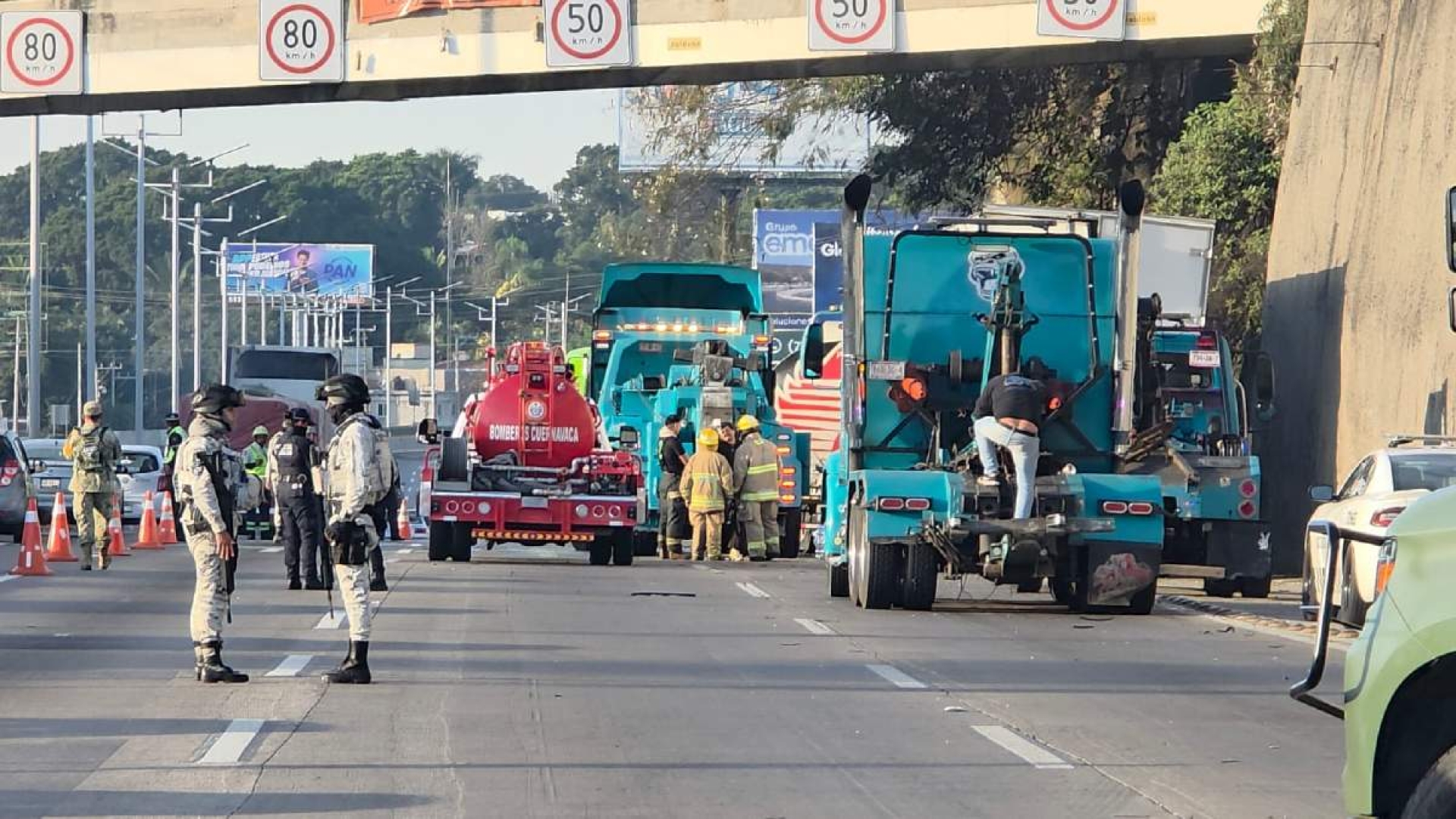 Chocan pipa de Pemex y tráiler en el Paso Exprés