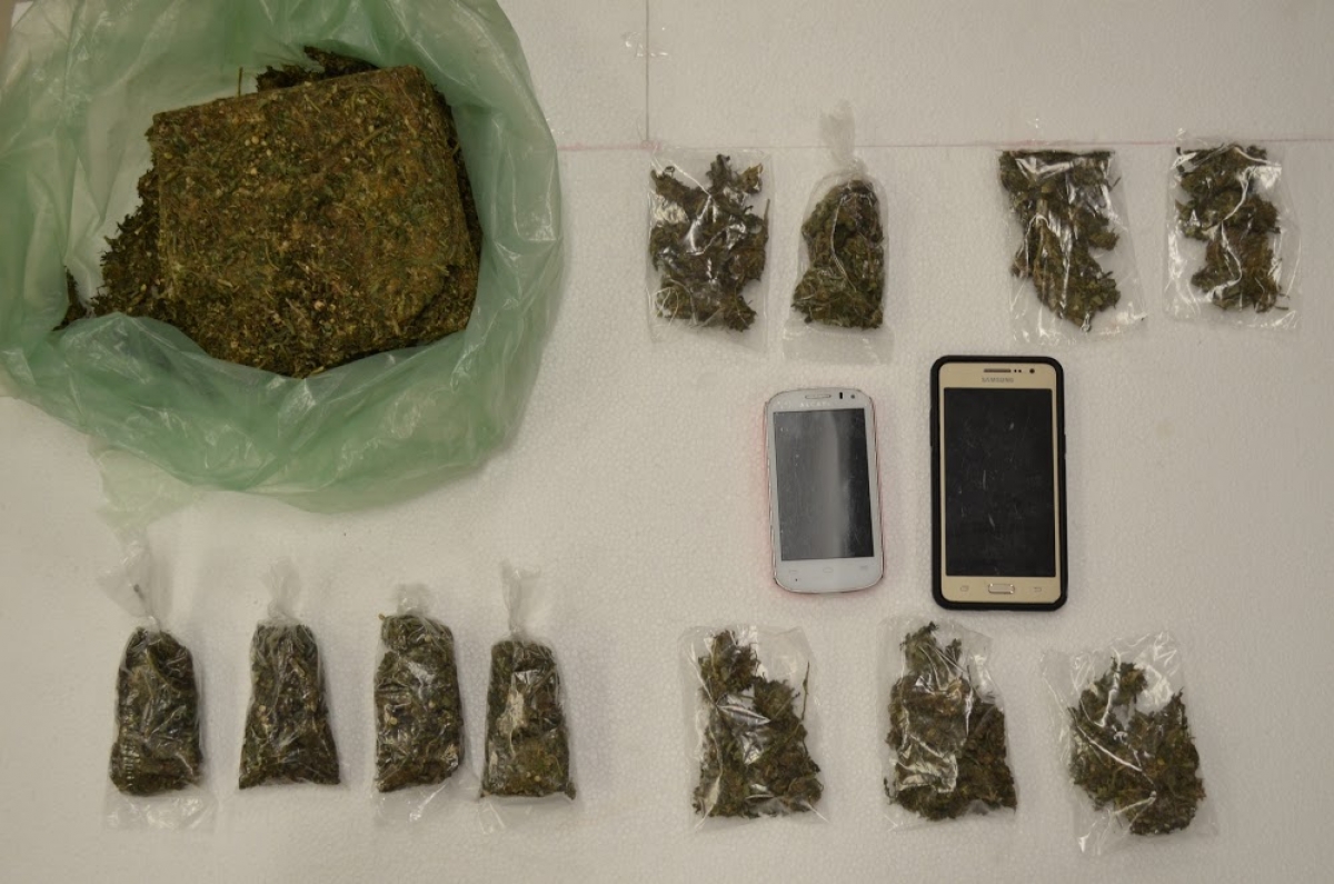 Les habrían encontrado dos kilos de marihuana