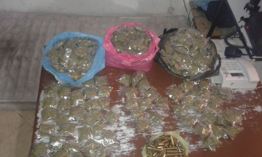 Abandonan un auto con droga y cartuchos