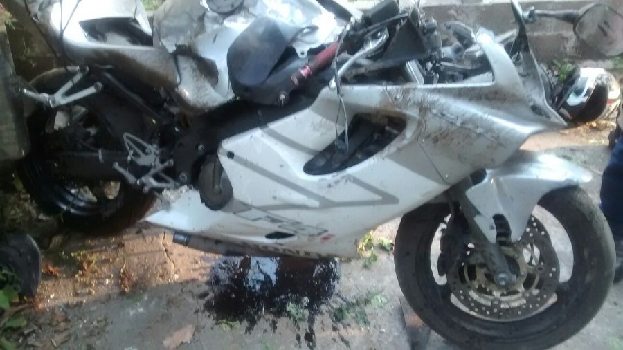 Resultaron lesionados tras derrapar la motocicleta en la que viajaban