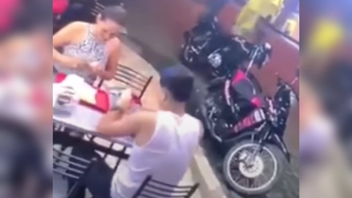 Hombre abandona a su pareja durante un asalto