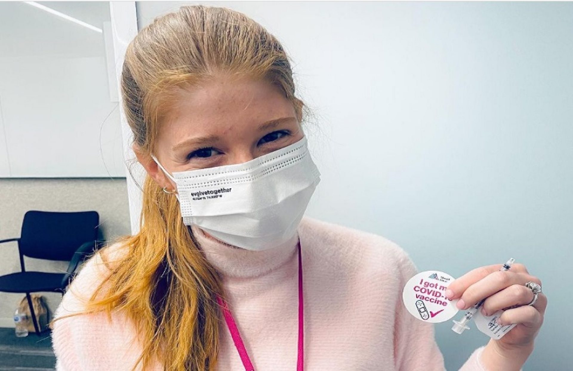 Hija de Bill Gates se burla de los conspiradores al recibir vacuna contra COVID-19