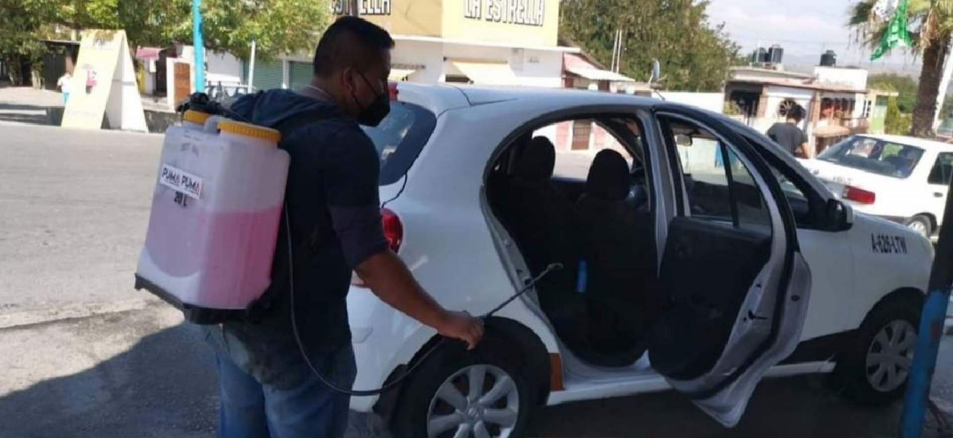 Taxistas del poniente aseguran que mantienen desinfección de unidades