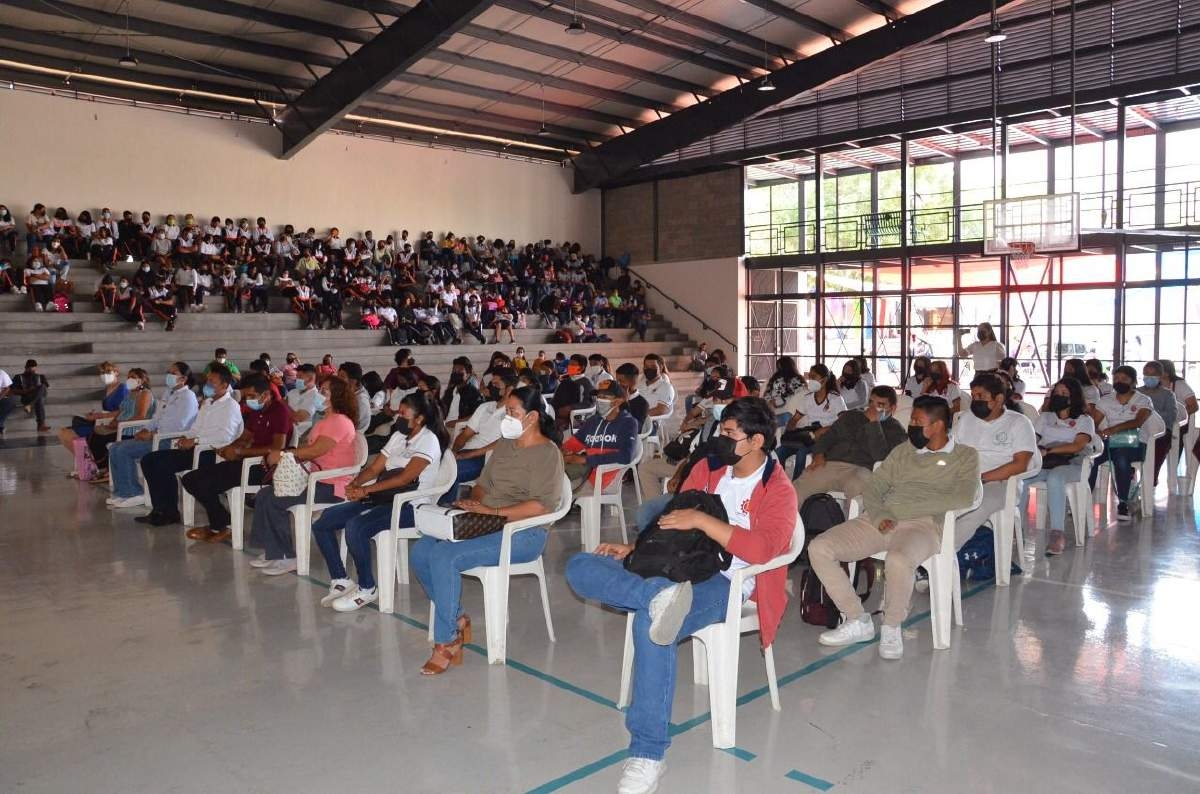 Participan 300 jóvenes en conversatorio sobre psicología
