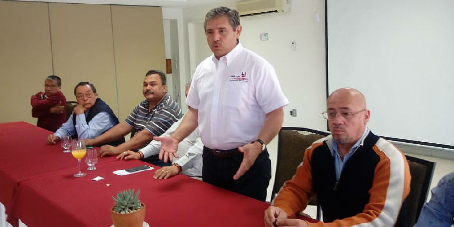 Se reúne candidato independiente a la alcaldía de Cuernavaca con líderes taxistas
