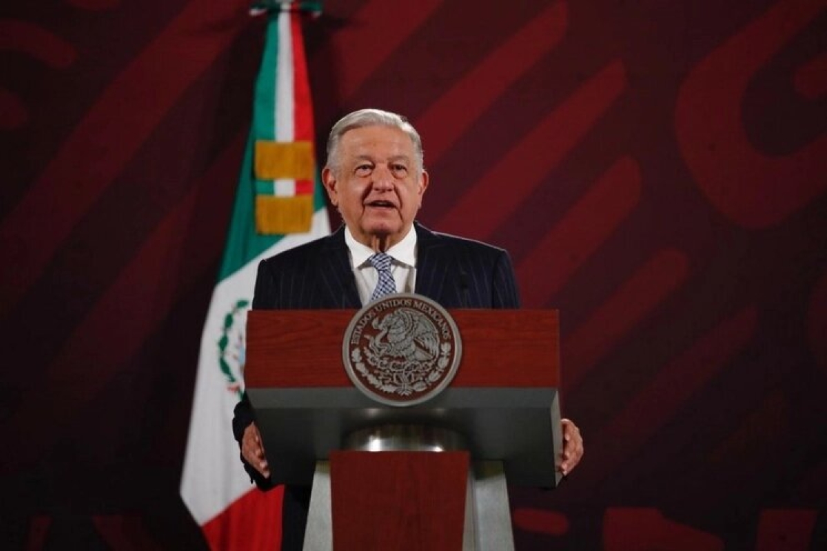 AMLO anuncia aumento salarial de 8.2% para los maestros