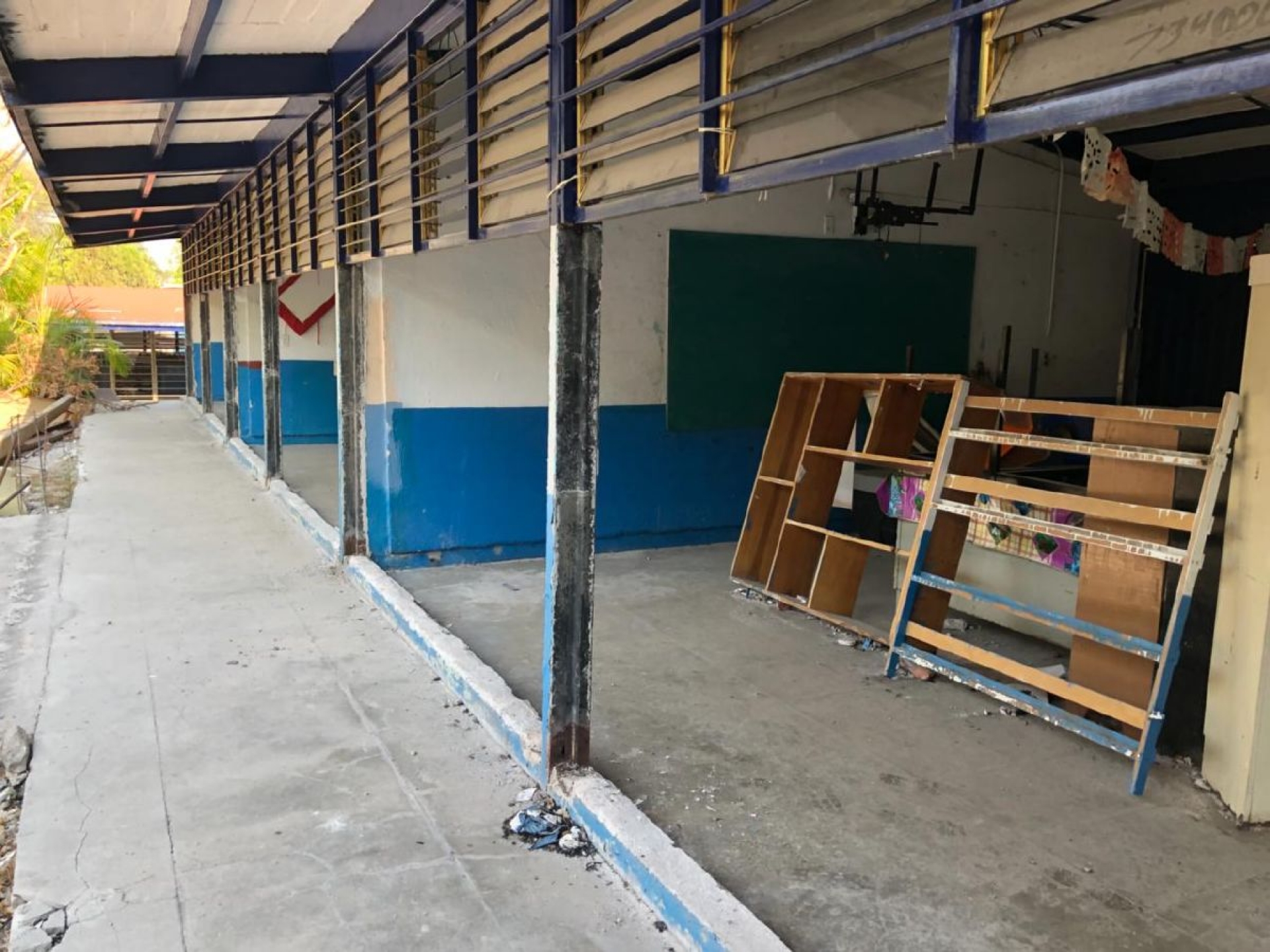Con clases en la calle, protesta primaria de Tlaquiltenango dañada por el 19-S