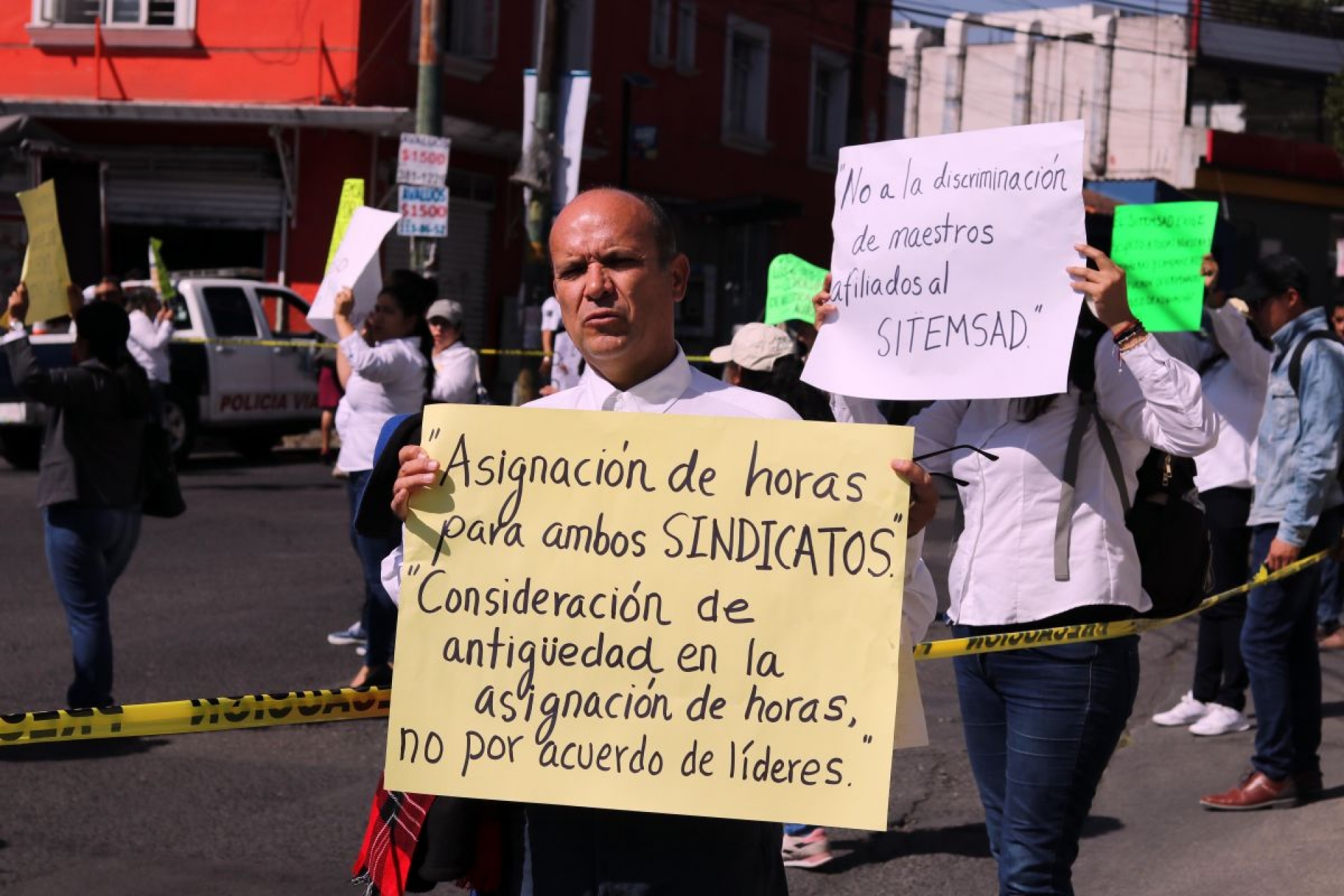 Protestan por asignación de plazas en el Cobaem