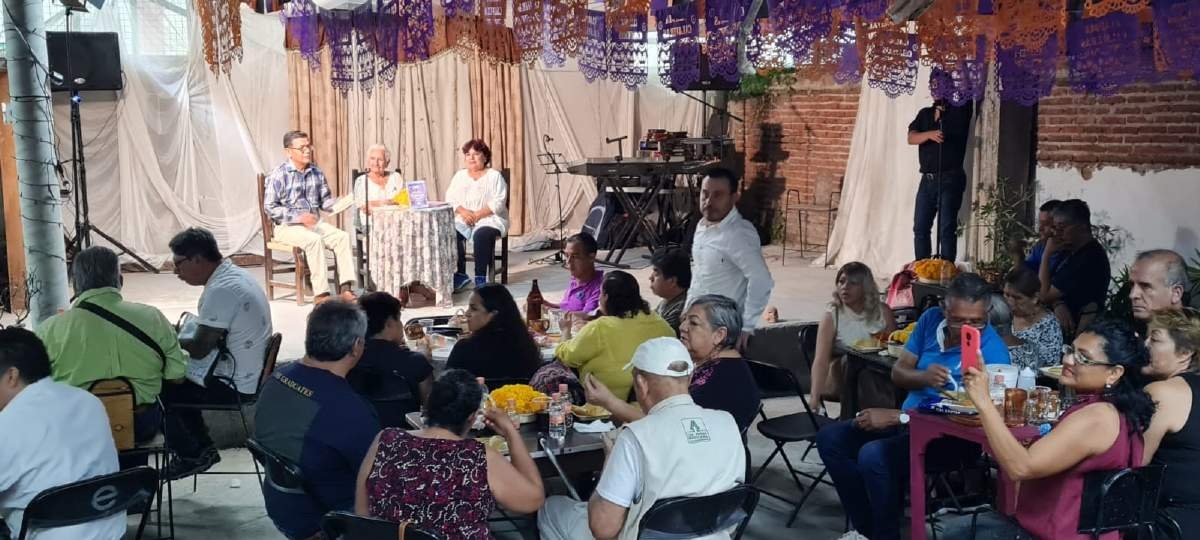 Escritora presentó su libro de calaveras