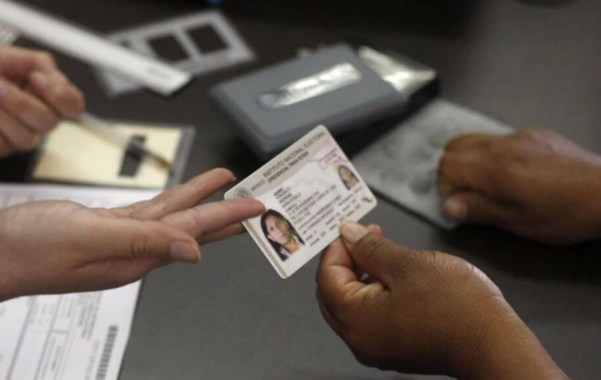 INE explica cómo tramitar la credencial de elector desde el extranjero