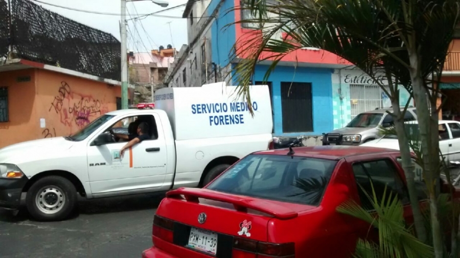 Hallan a un adulto mayor muerto en su casa