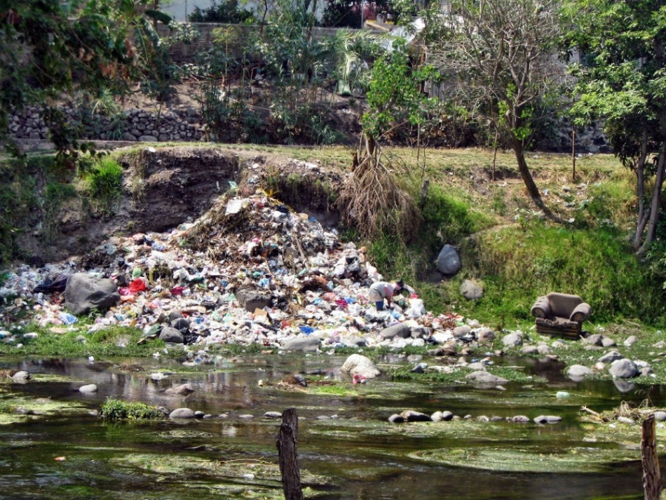 Policías realizan operativo para detener a quienes tiran basura en el río Cuautla
