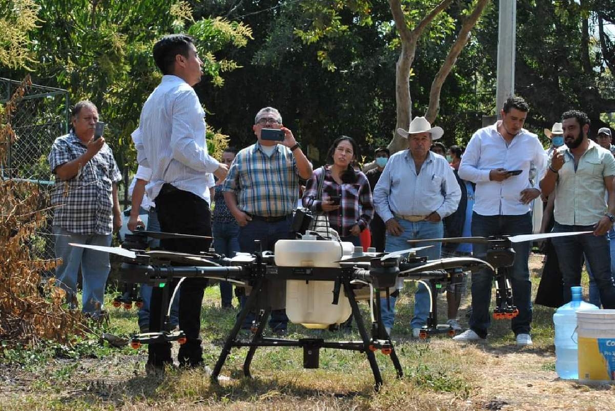 Promueven fumigación de cultivos a través de dron en Coatlán