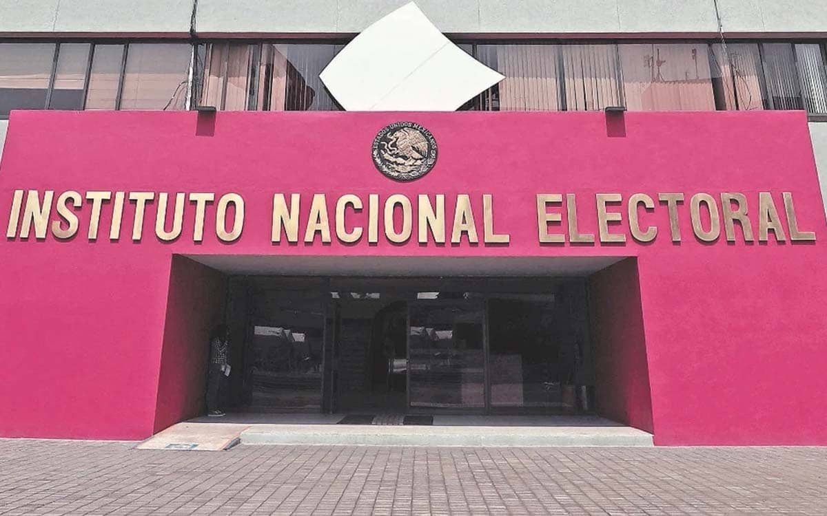 INE prohibirá a partidos que recaben firmas para revocación de mandato