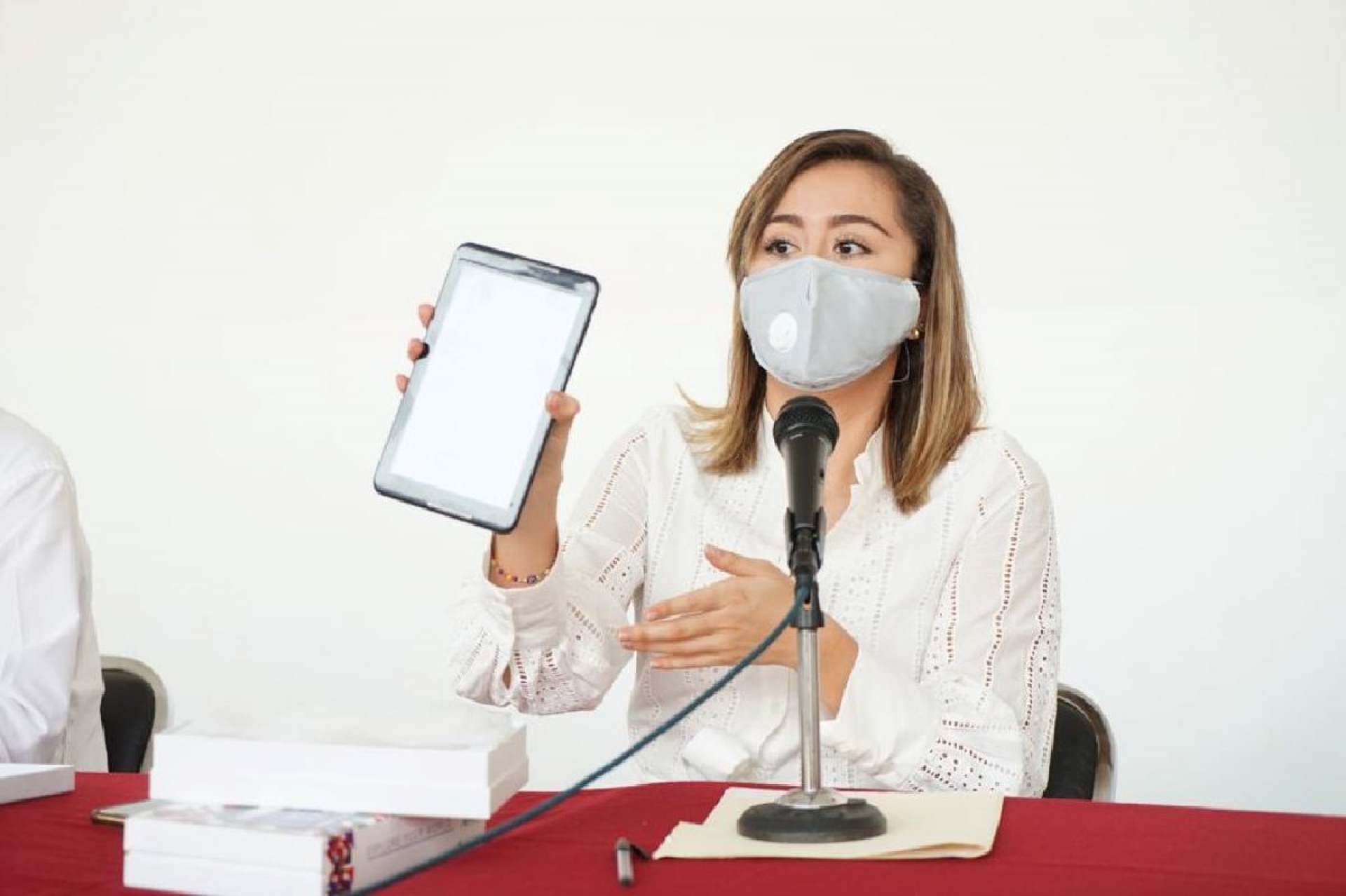 Xochiquetzal Sánchez entrega equipo digital de comunicación a hospitales públicos