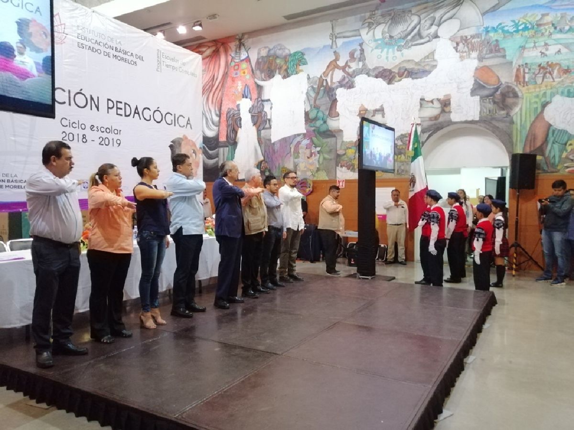 Rechazan desaparición de escuelas de tiempo completo