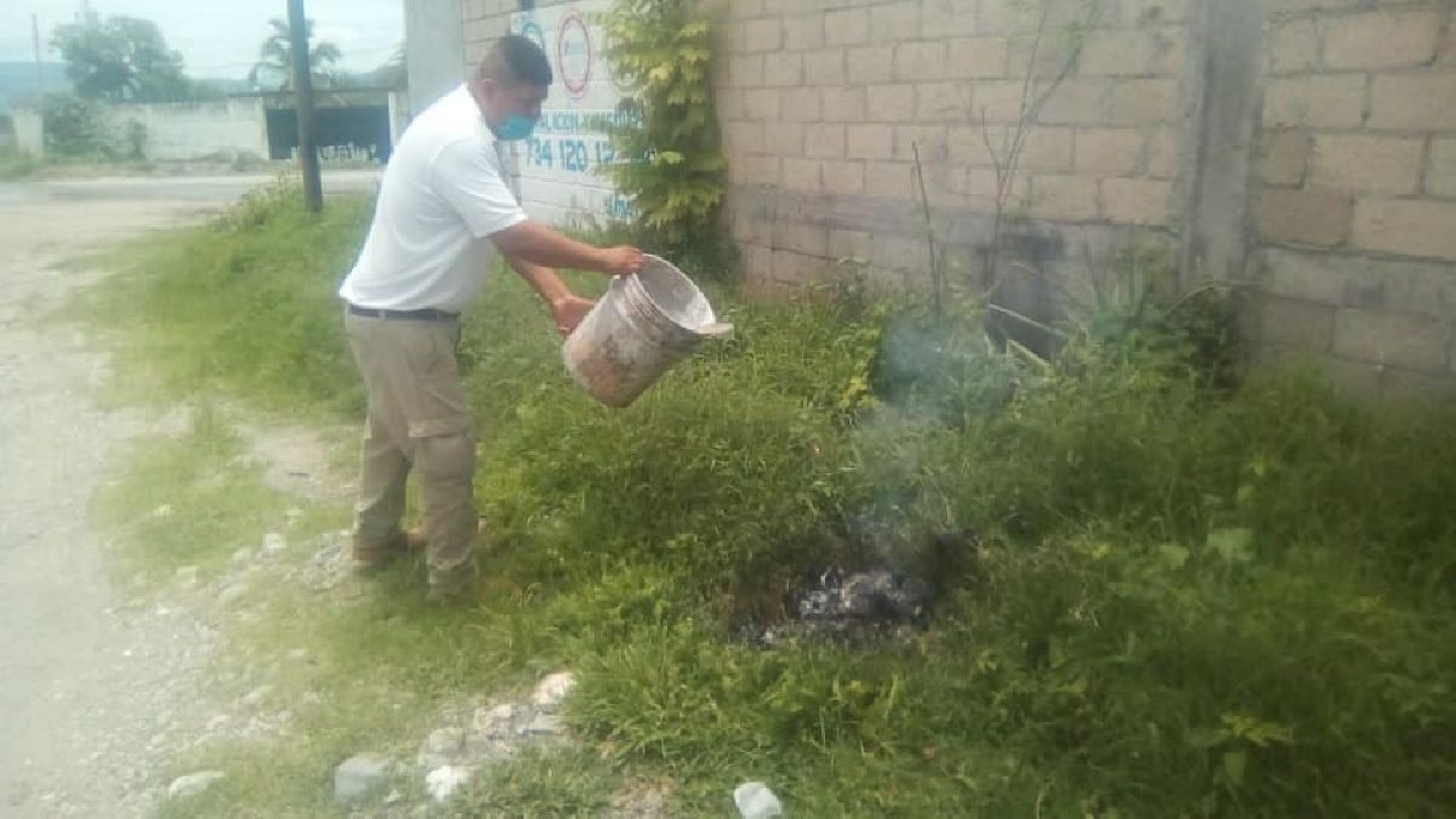 Presume PC de Zacatepec que sofocó un incendio con una cubeta de agua