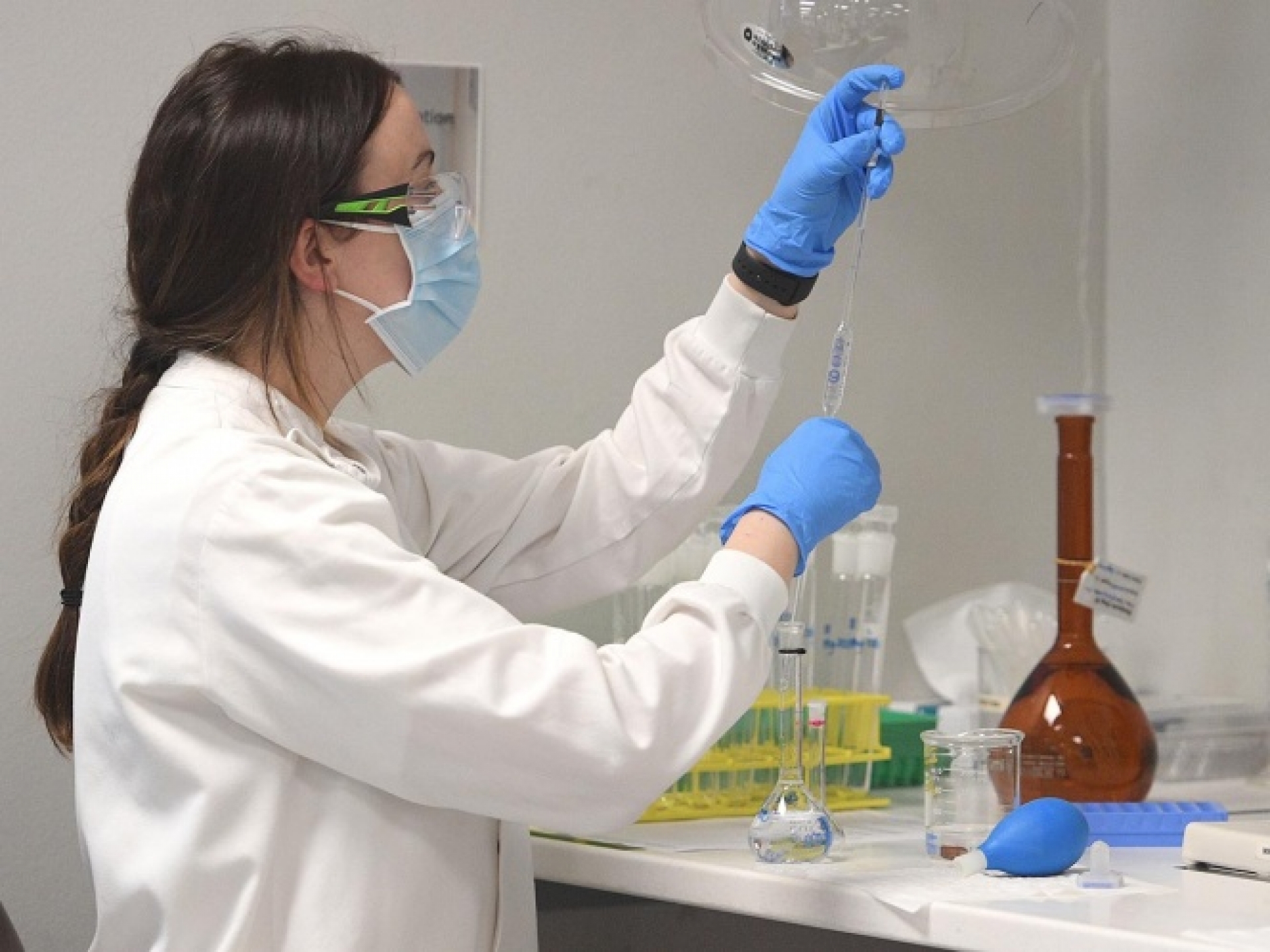 AstraZeneca inicia pruebas de un nuevo fármaco contra Covid-19