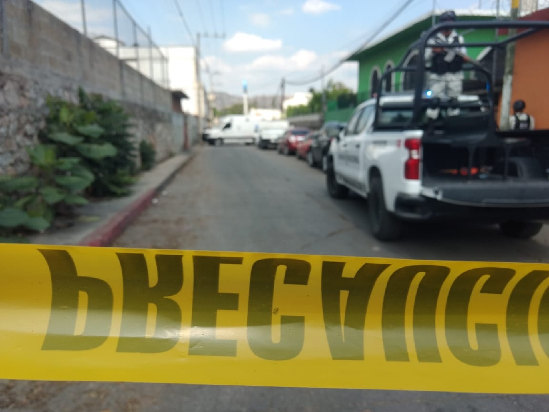 Hallan dos cadáveres en avanzado de descomposición dentro de una vivienda, en Jiutepec