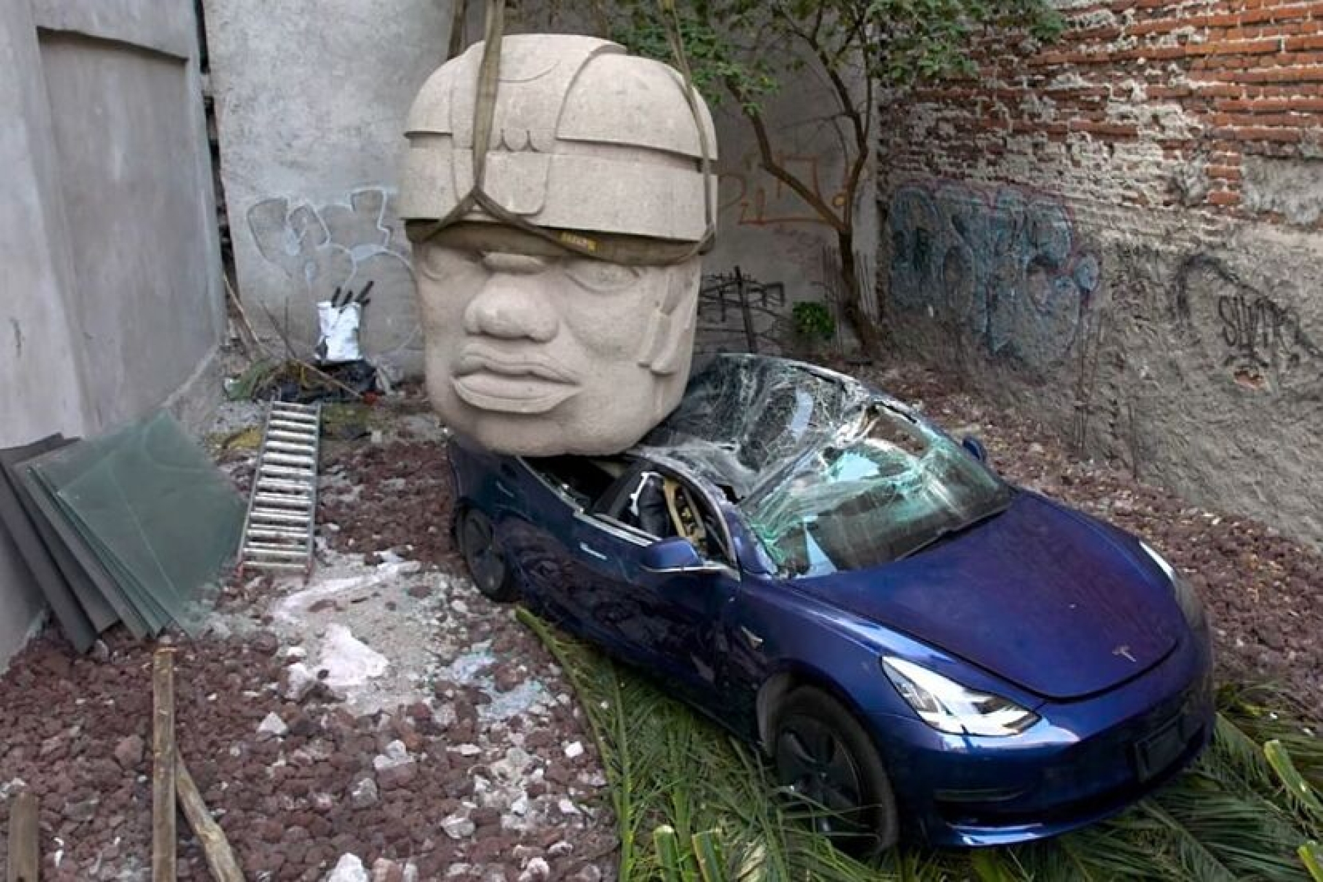 Tesla aplastado por cabeza Olmeca: El fenómeno viral en CDMX